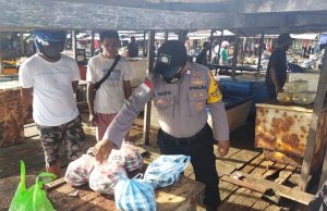 Bhabinkamtibmas Kelurahan Saumlaki dan Saumlaki Utara Arahkan Kepada Warga Edukasi, Sosialisasi dan Himbauan Pendisiplinan Penerapan Protokol Kesehatan Pencegahan Covid-19