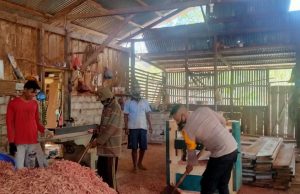 Sambangi Pengrajin Kayu, Bhabinkamtibmas Olilit Timur Sampaikan Arahan Edukasi, Sosialisasi dan Himbauan Protokol Kesehatan Covid-19