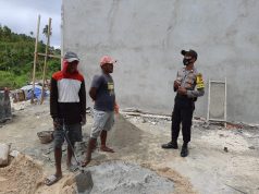 Sambangi Warga Pekerja Rumah Dinas Puskesmas Waturu, Bhabinkamtibmas Waturu Giat Patroli Roda Dua Sampaikan Terkait Protokol Kesehatan Covid-19
