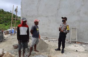 Sambangi Warga Pekerja Rumah Dinas Puskesmas Waturu, Bhabinkamtibmas Waturu Giat Patroli Roda Dua Sampaikan Terkait Protokol Kesehatan Covid-19