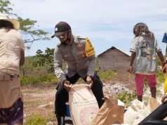 Sambangi Warga Desa, Bhabinkamtibmas Weratan Bantu dalam Pekerjaan Pembangunan Rumah
