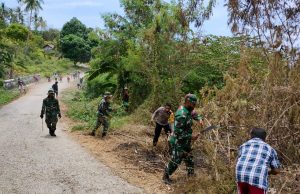 Giat Sinergitas Tiga Pilar Dalam Bentuk Bakti Sosial / Jumat Bersih Yang Dilaksanakan Oleh Bhabinkamtibmas Bersama Babinsa Wowonda