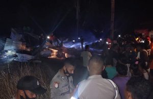 Personil Polres Kep. Tanimbar bergerak Cepat padamkan kobaran api Kios warga di Desa Olilit Timur