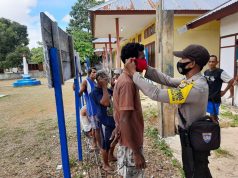Giat Imbangan Ops Yustisi Bhabinkamtibmas Batuputih kepada warga yang sedang bekerja