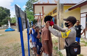 Giat Imbangan Ops Yustisi Bhabinkamtibmas Batuputih kepada warga yang sedang bekerja