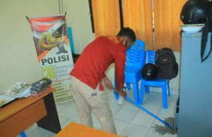 Cegah penyebaran Covid-19, personil Subbag Humas Bag Ops Polres Kep. Tanimbar Giat bersih ruang kerja