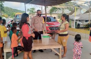 Sambangi Warga Desa, Bhabinkamtibmas Olilit Timur Sosialisasikan Adaptasi Kebiasaan Baru