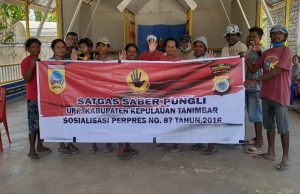 Bhabinkamtibmas Weratan Sosialisasikan Perpres Nomor 87 tahun 2016 tentang Satgas Saber Pungli Kepada Bapak dan Ibu Umat Katolik Seira