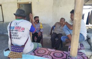 Sambangi Keluarga Bapak Sermatang, Bhabinkamtibmas Amdasa Sampaikan Pesan 4M