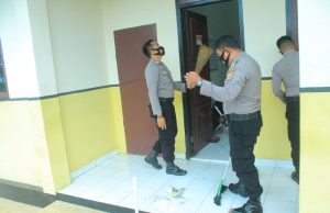 Ciptakan suasana bersih dan nyaman di ruang kerja, personil Bag Ops Polres Kep. Tanimbar Giat bersih-bersih