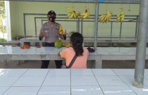 Sambangi Ibu Manda Laiyan, Bhabinkamtibmas Kabiarat berbicara tentang Prokes 4M