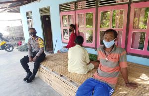 Sambangi Bapak Amandus Rurume, Bhabinkamtibmas Lauran Perimbangan Operasi Yustisi Pendisiplinan Protokoler Kesehatan Pencegahan Penularan Covid-19