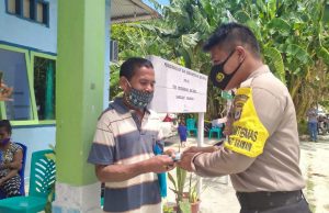 Bhabinkamtibmas Sangliat Krawain Amankan Giat Pembagian BLT DD Tahap I Bulan Mei Tahun 2020 Bagi Warga Desa Yang Berhak Menerima