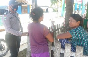 Kepada Beberapa Ibu, Bhabinkamtibmas Wermatang Laksanakan Perimbangan Operasi Yustisi Pendisiplinan Protokol Kesehatan Pencegahan dan Penularan Covid-19