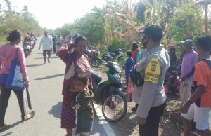 Bhabinkamtibmas Adaut Laksanakan Baksos Pada TPU Adaut dan Sampaikan Pesan 4M
