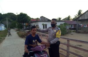 Bhabinkamtibmas Latdalam Giat Teguran Pengendara R2 yang tidak patuhi Prokes