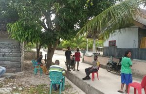 Bhabinkamtibmas Lauran Laksanakan Giat Perimbangan Operasi Yustisi Pendisiplinan Protokol kesehatan pencegahan dan penularan Covid-19 Kepada Warga Desa