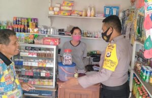 Sambangi Ibu Surya Watunglawar, Bhabinkamtibmas Olilit Timur sampaikan Protokol Kesehatan