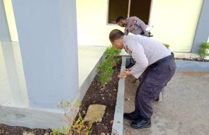 Personil Siwas Giat bersih-bersih ruang Kerja cegah penyebaran Virus Covid-19 dan kenyamanan kerja