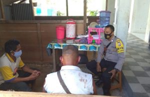 Sambangi Bapak Yance Angwarmase dan Bapak Yohanes Lamere, Bhabinkamtibmas Kabiarat Sampaikan Pesan 4M
