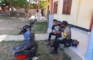 Bhabinkamtibmas Batuputih Lakukan Perimbangan Operasi Yustisi Pendisiplinkan Protokol Kesehatan Pencegahan dan Penularan Covid-19 Kepada Warga Desa Yang Dikunjungi.