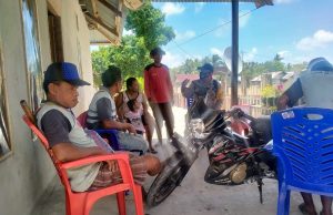 Sambangi Warga RT.10, Bhabinkamtibmas Bomaki Sampaikan Arahan Edukasi, Sosialisasi dan Himbauan Protokol Kesehatan Pencegahan Covid-19