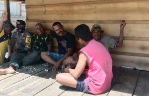 Bhabinkamtibmas Lelingluan dalam Giat Sambang berikan himbauan Protokol Kesehatan Covid-19