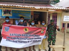 Bhabinkamtibmas Bersama Babinsa Lermatang Sosialisasikan Satgas Saber Pungli di Desa Binaannya