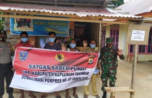 Bhabinkamtibmas Bersama Babinsa Lermatang Sosialisasikan Satgas Saber Pungli di Desa Binaannya