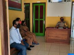 Sambangi Warga Yang Berurusan Domisili Usaha di Kantor Desa, Bhabinkamtibmas Sifnana Sosialisasikan AKB