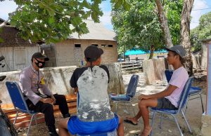 Kunjungi Dua Orang Pemuda, Bhabinkamtibmas Batuputih Sampaikan Pesan Kamtibmas dan Prokes