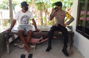 Sambangi Ketua Pemuda Desa, Bhabinkamtibmas Waturu Sampaikan untuk Tetap Laksanakan Prokes Covid-19