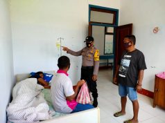 Bhabinkamtibmas Wowonda Kunjungi Warga Desa Ibu Koleta Angwarmase yang Sakit Batu Ginjal Di RS. Fatima