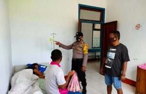 Bhabinkamtibmas Wowonda Kunjungi Warga Desa Ibu Koleta Angwarmase yang Sakit Batu Ginjal Di RS. Fatima