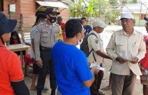 Bhabinkamtibmas Batuputih Bersama Team Samsat Keliling Laksanakan Pemeriksaan Surat Kendaraan Para Pengendara Roda Empat