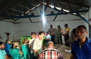 Bhabinkamtibmas dan Babinsa Bomaki Bersama Personil Ba Sat Sabhara Polres Kepulauan Tanimbar Laksanakan Pengawasan dan Amankan Pembagian BST