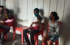 Sambangi Bapak Mario Sopacua, Bhabinkamtibmas Matakus Sosialisasikan Adaptasi Kebiasaan Baru