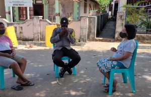 Sambangi Ibu Mice Kuway dan Ibu Emi Balak, Bhabinkamtibmas Olilit Barat Sampaikan Pesan 4M