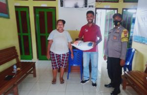Bhabinkamtibmas Sifnana Kawal dan Amankan Pembagian Bansos Beras dan Program PKH Kepada Warga Desa Sifnana
