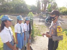 Bhabinkamtibmas Waturu tegur dan beri Peringatan kepada Siswa SMA N. 1 Kepulauan Tanimbar tentang penggunaan Masker