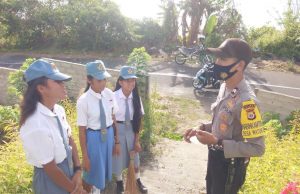 Bhabinkamtibmas Waturu tegur dan beri Peringatan kepada Siswa SMA N. 1 Kepulauan Tanimbar tentang penggunaan Masker