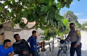 Bhabinkamtibmas Werain Edukasi Protokol Kesehatan Covid-19