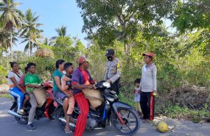 Bhabinkamtibmas Batuputih Giat Penertiban Pengendara R2 yang melanggar aturan lalu lintas