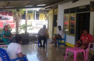 Sambangi Bapak Tibe Samponu, Bhabinkamtibmas Olilit Timur Sampaikan Arahan Tentang Edukasi, Sosialisasi dan Himbauan Protokol Kesehatan Covid-19