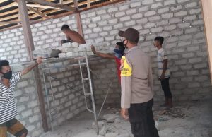 Sambangi Warga Yang Sedang Bekerja, Bhabinkamtibmas Sifnana Ingatkan untuk Tetap Laksanakan Prokes Covid-19