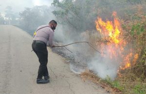 Bhabinkamtibmas Wermatang Giat Pemdadaman Api bersama Warga dan himbau tidak membakar lahan.