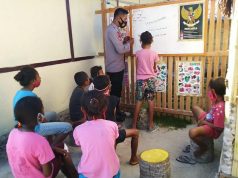 Sambangi Anak-Anak di Desa, selain Laksanakan Proses Belajar, Bhabinkamtibmas Amdasa Sampaikan Prokes
