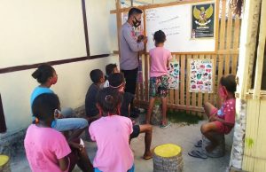Sambangi Anak-Anak di Desa, selain Laksanakan Proses Belajar, Bhabinkamtibmas Amdasa Sampaikan Prokes