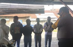 Binluh Kepada Siswa SMK Neg. 1 Saumlaki, Bhabinkamtibmas Kelurahan Saumlaki Sampaikan Arahan Edukasi dan Sosialisasi Protokol Kesehatan Covid-19 dan AKB