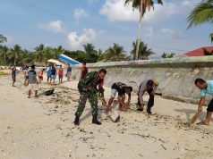 Bhabinkamtibmas Lermatang Laksanakan Giat Jumat Bersih Pada Lokasi Sepanjang Pantai Desa